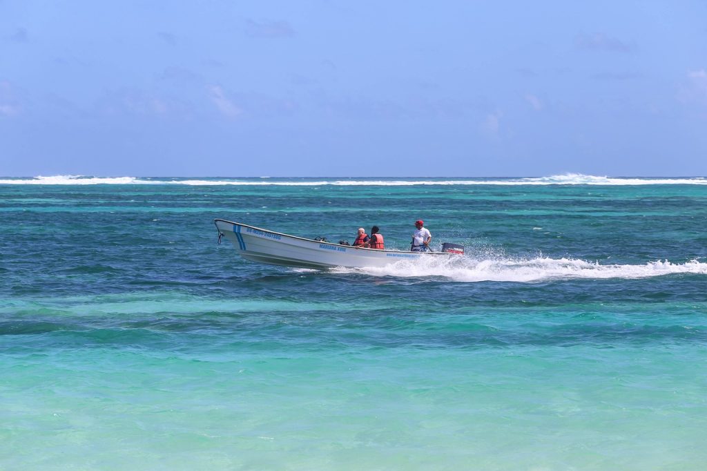 santo domingo bayahibe, lancia in mare, punto di rotta