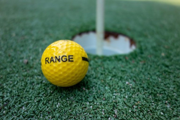 golf in tunisia, pallina gialla su green, punto di rotta