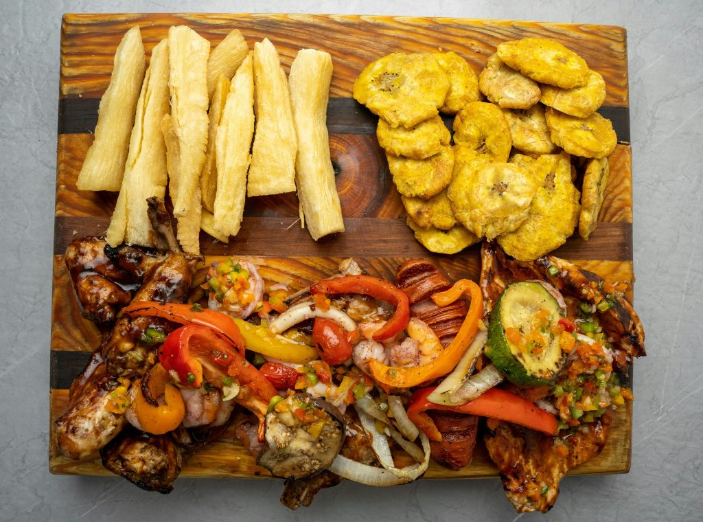 tostones, piatto con platano fritto e verdure, punto di rotta