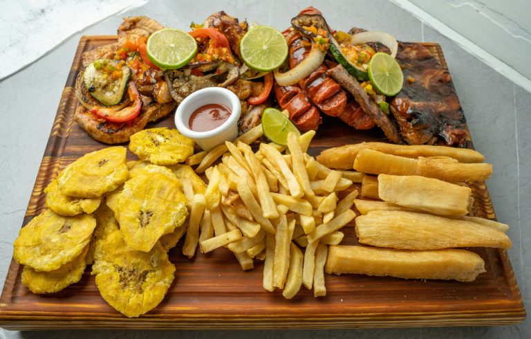 piatti tipici dominicani, platano fritto con verdure e crostacei, punto di rotta
