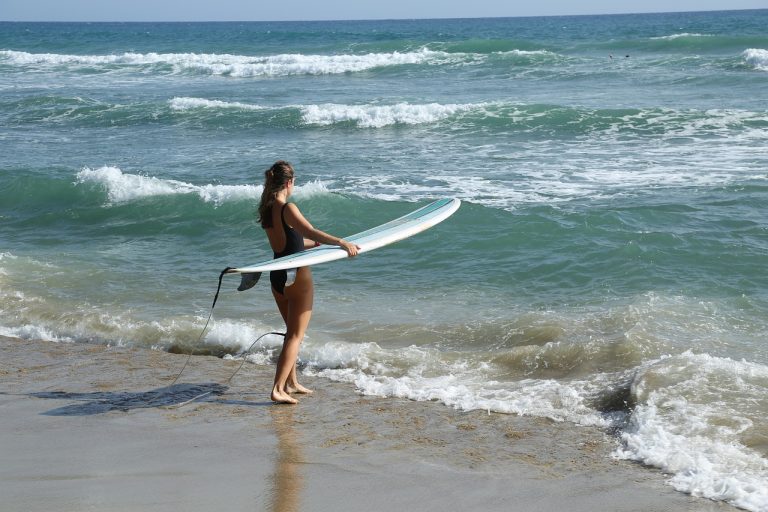 vacanza sportiva repubblica dominicana, donna che fa surf, punto di rotta