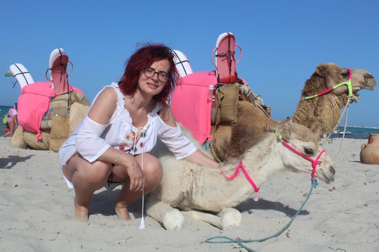 vacanza a djerba, donna con cammello, punto di rotta