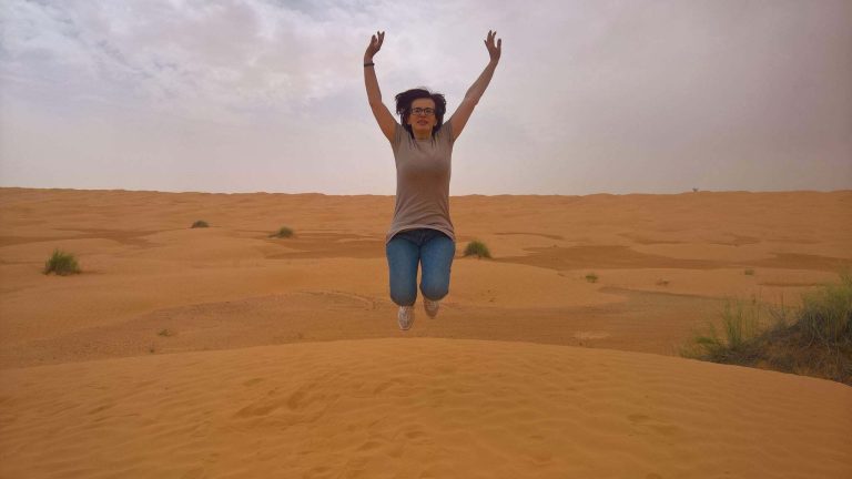 capodanno senza spendere molto, donna che salta nel deserto, punto di rotta