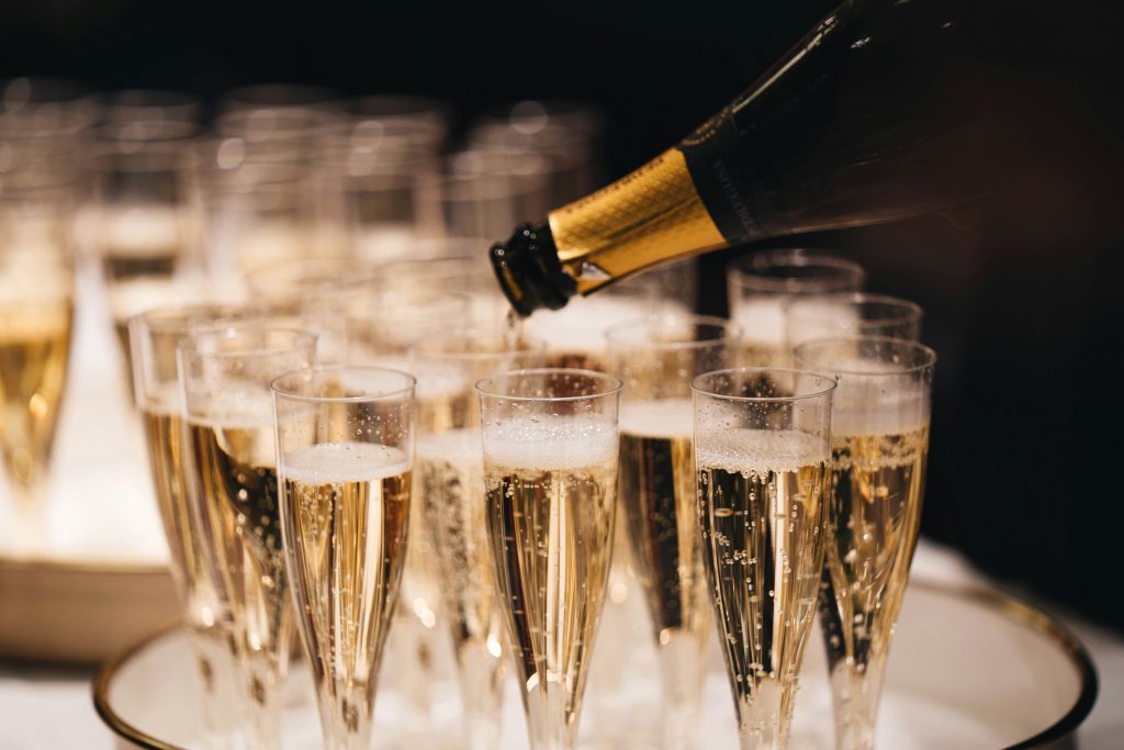 meta economica per festeggiare nuovo anno, champagne, punto di rotta