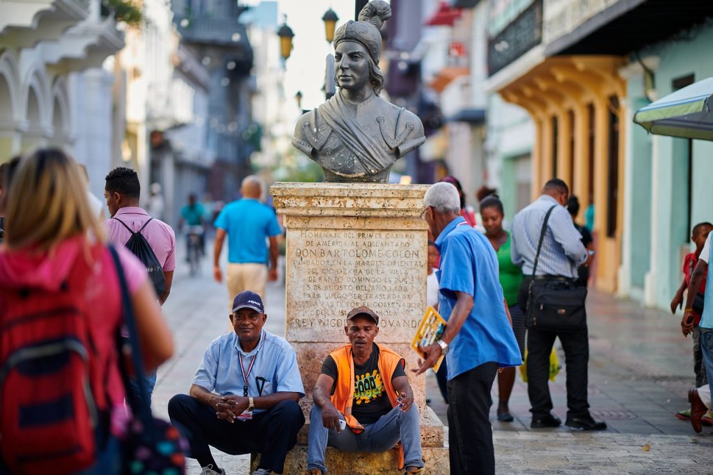 zona coloniale di santo domingo, dominicani per strada, punto di rotta