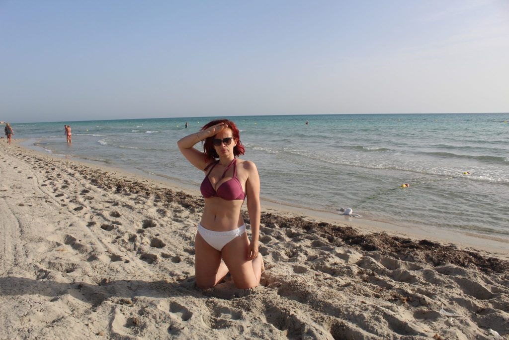 cosa visitare sull'isola di djerba, donna sulla spiaggia, punto di rotta