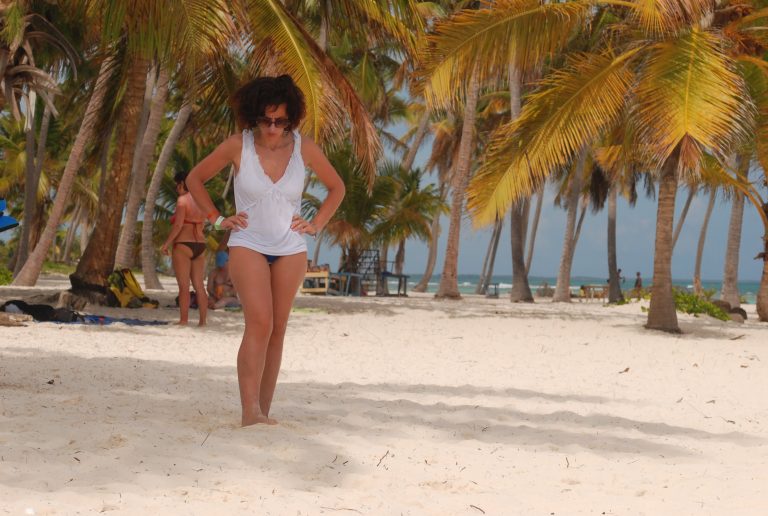 isola saona, donna sulla spiaggia, punto di rotta