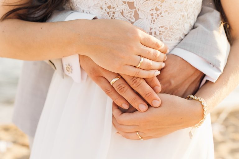 matrimonio in spiaggia, coppia che si abbraccia, punto di rotta