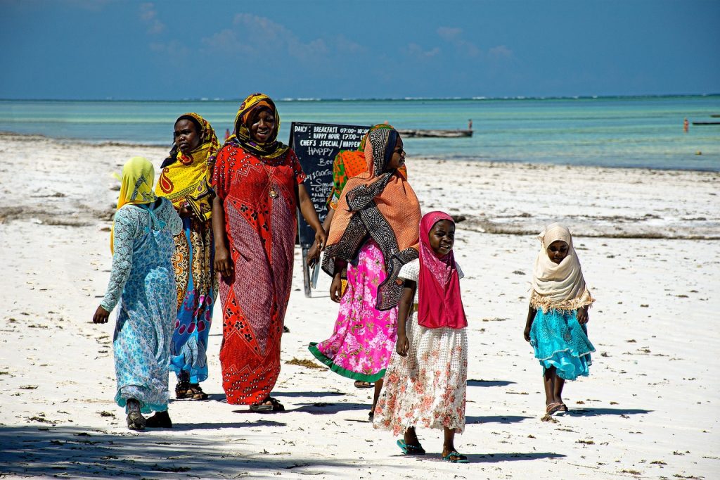 migliori escursioni a zanzibar, donne e bambini sulla spiaggia, punto di rotta