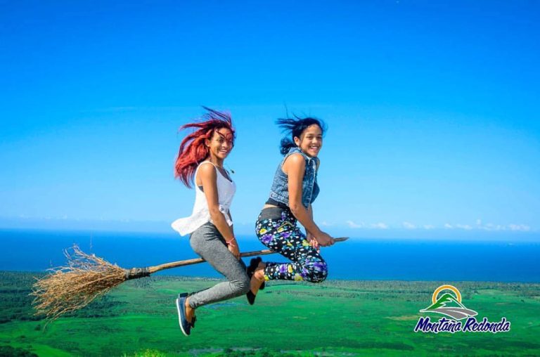 repubblica dominicana, due ragazze sulla scopa alla montagna Redonda