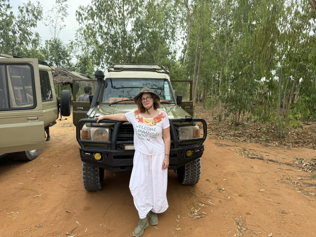 come organizzare un viaggio in kenya, donna davanti a jeep, punto di rotta