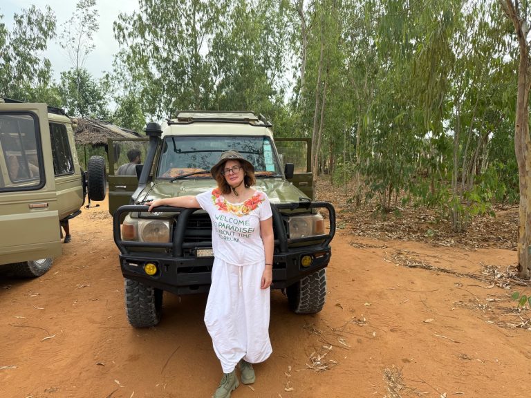 viaggio safari in kenya, donna in piedi davanti a jeep, punto di rotta