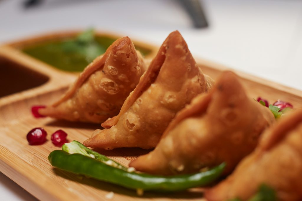 mangiare in kenya, samosa, punto di rotta