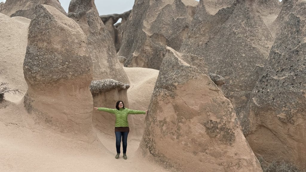 cosa vedere in cappadocia, donna tra i camini di fata, punto di rotta