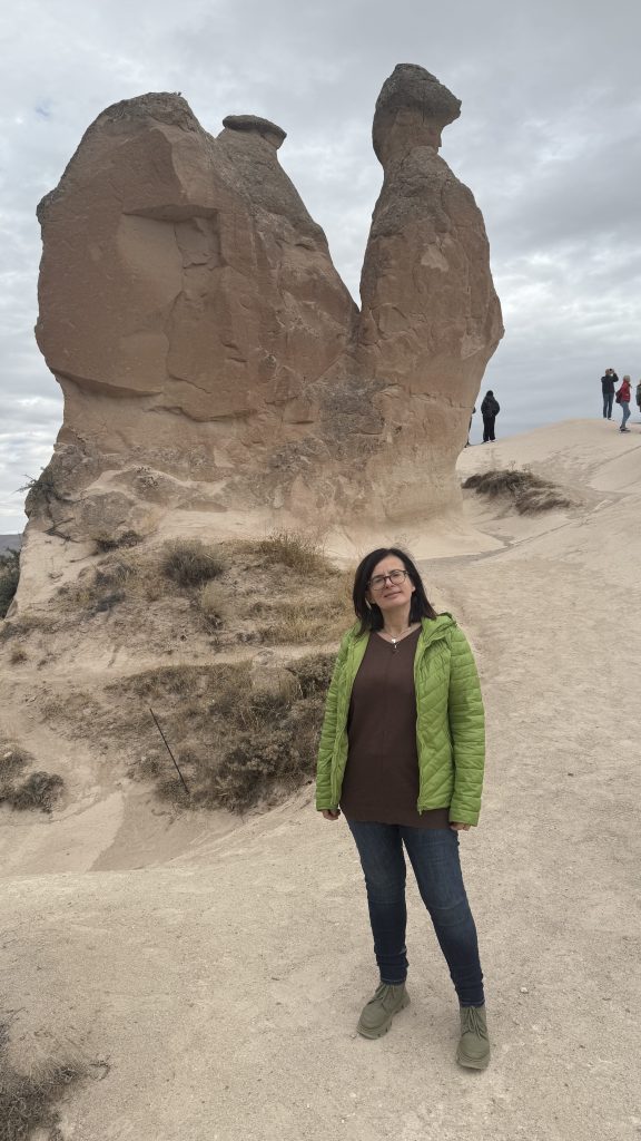 cosa vedere in cappadocia, donna tra i camini di fata, roccia a forma di cammello, punto di rotta