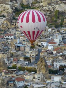 escursioni da fare in Turchia, mongolfiere con bandiera, punto di rotta