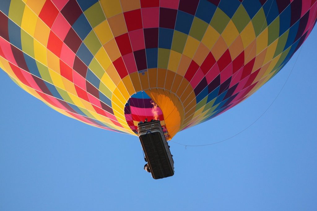 giro in mongolfiera in cappadocia, primo piano mongolfiera, punto di rotta