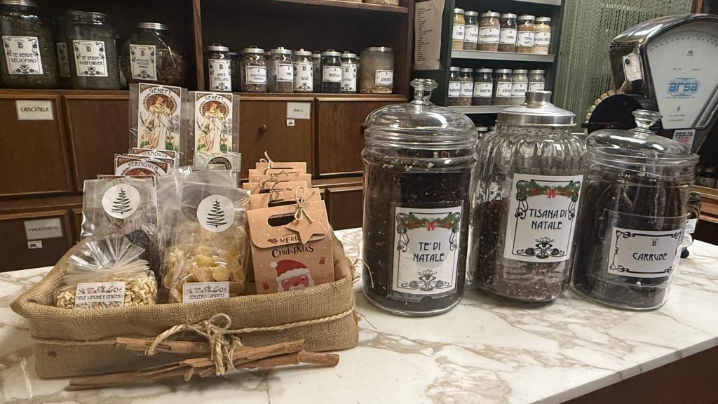 botteghe antiche di Torino, vetrina erboristeria, prodotti, punto di rotta