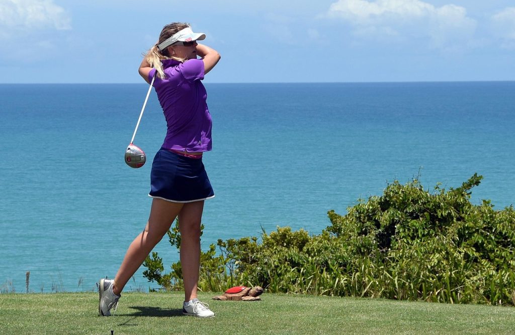 golf in repubblica dominicana, green vista mare con donna che gioca, punto di rotta