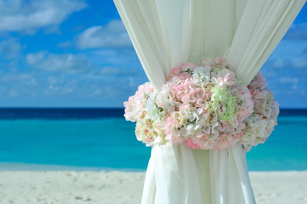matrimonio ai caraibi, fiori in spiaggia, punto di rotta