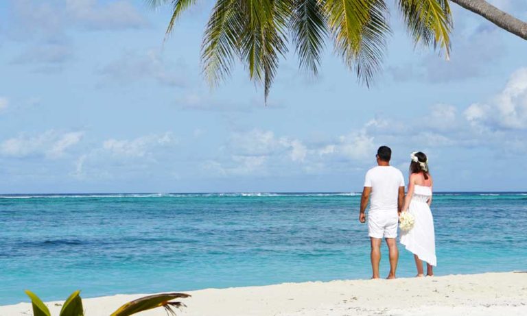 matrimonio ai caraibi, coppia in spiaggia, punto di rotta