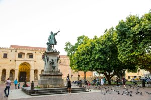 santo domingo capitale, piazza principale con statua, punto di rotta