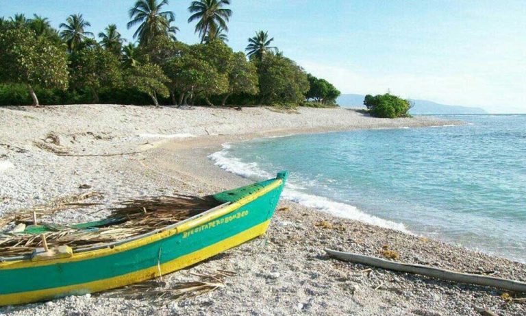tour natura e cultura in repubblica dominicana, barca sulla spiaggia, punto di rotta