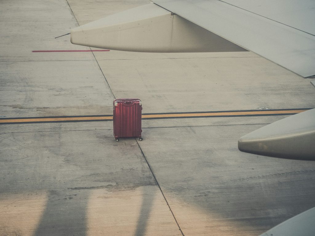 risarcimento bagaglio perso in aeroporto, valigia rossa, punto di rotta
