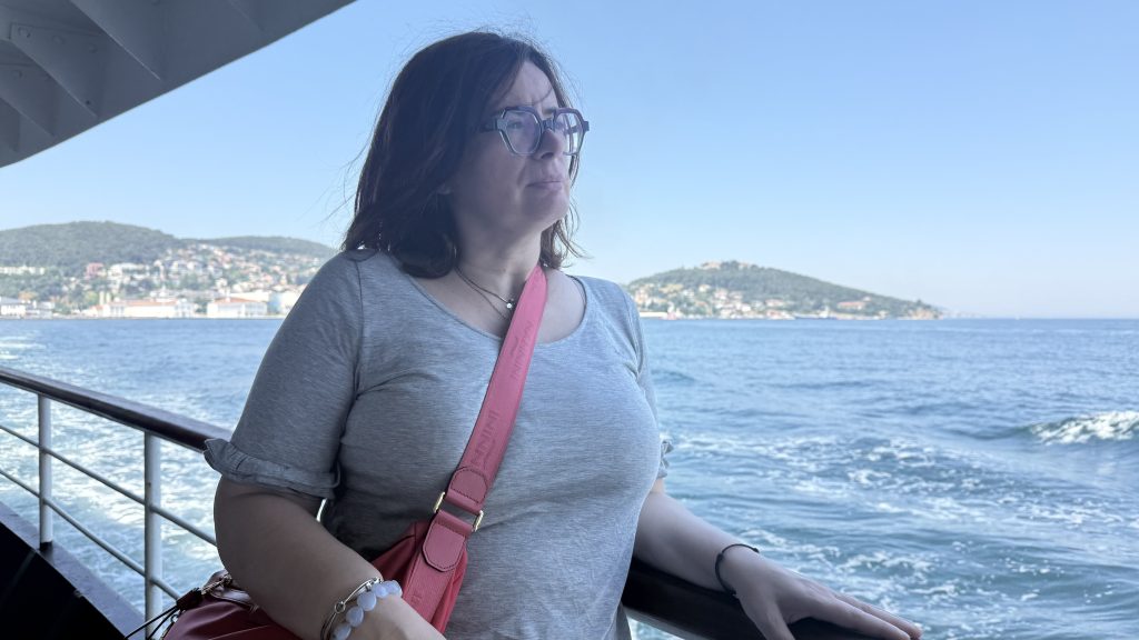buyukada Istanbul, donna sul vaporetto, punto di rotta