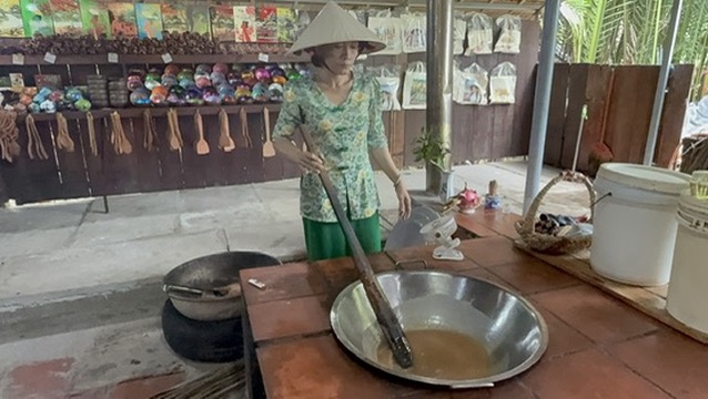 cosa vedere in vietnam, donna che fa caramelle di cocco, punto di rotta