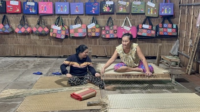 cosa vedere in vietnam, delta del Mekong, donne che lavorano la stuoia, punto di rotta